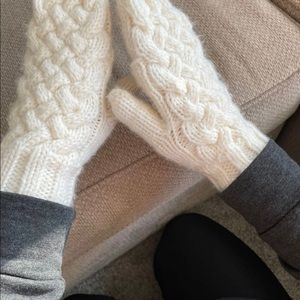 Woman’s Old Navy White Fingerless Mittens